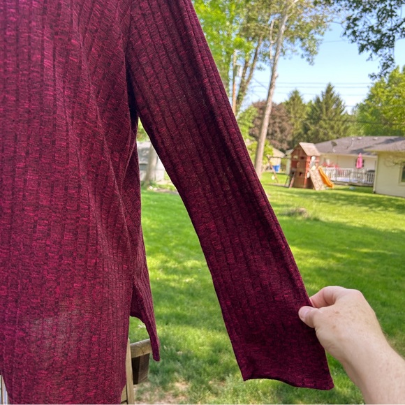 Chenault Womens Lightweight Vee Neck Sweater in
Berry/Black, Sz. XXL - Picture 6 of 14